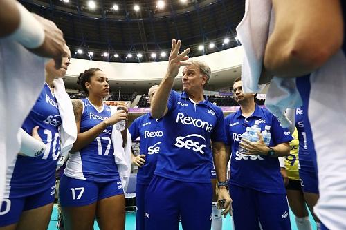 Equipe brasileira foi derrotada por 3 sets a 1 pelo time turco e precisa da vitória na última rodada da fase de grupos para avançar na competição / Foto: Divulgação FIVB